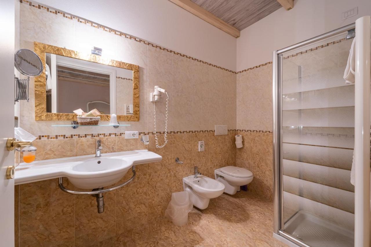 Borgo Dei Poeti Romantik Hotel Manerba del Garda Exterior foto