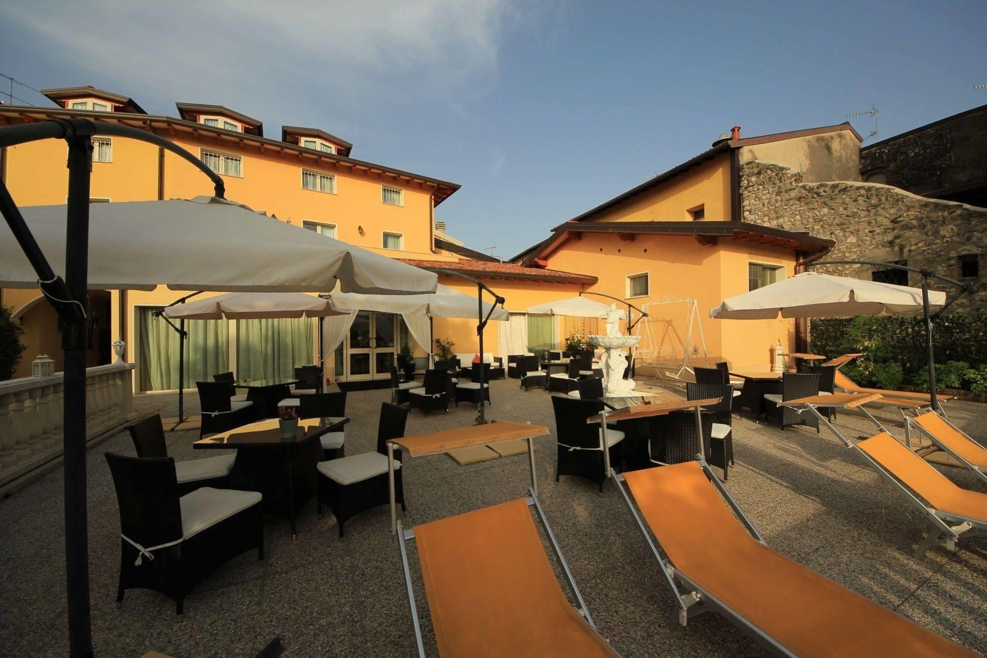 Borgo Dei Poeti Romantik Hotel Manerba del Garda Exterior foto