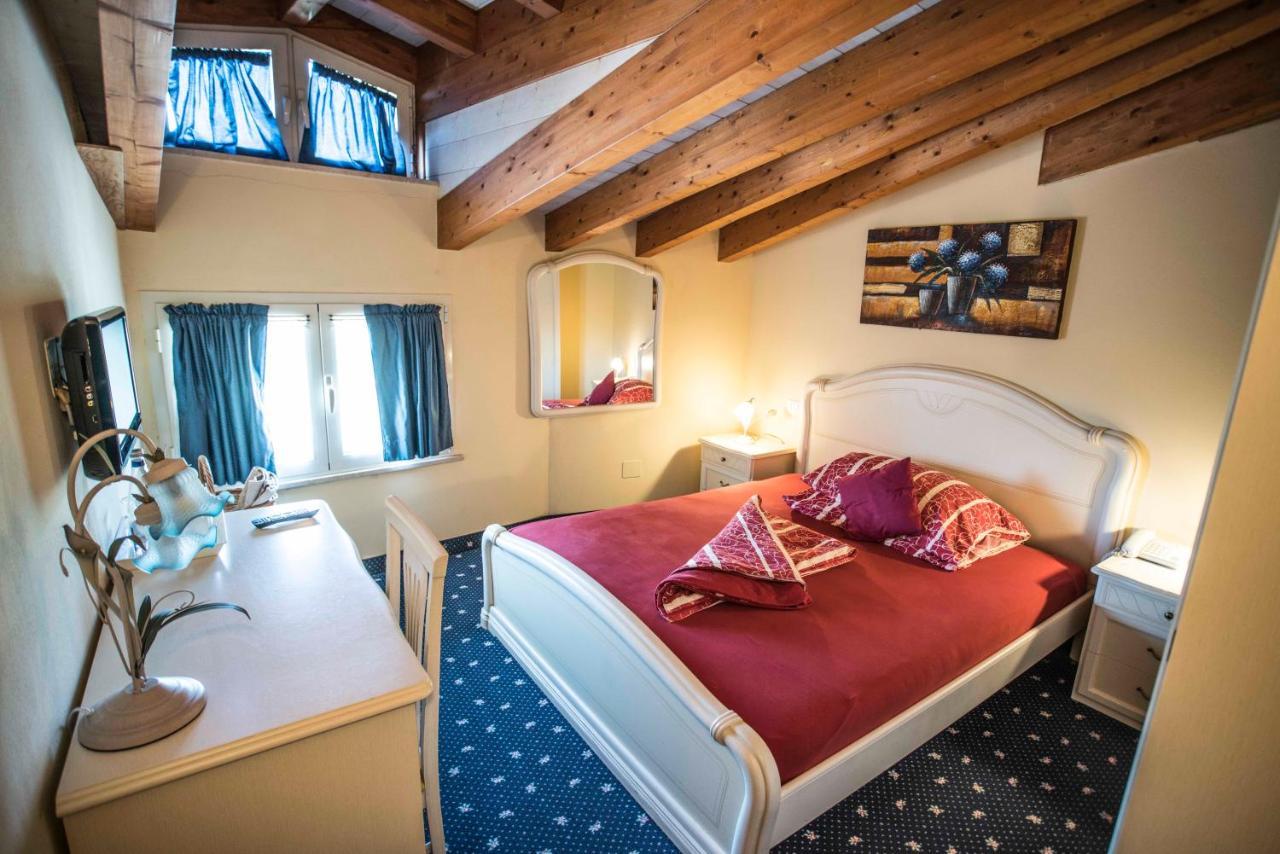 Borgo Dei Poeti Romantik Hotel Manerba del Garda Exterior foto