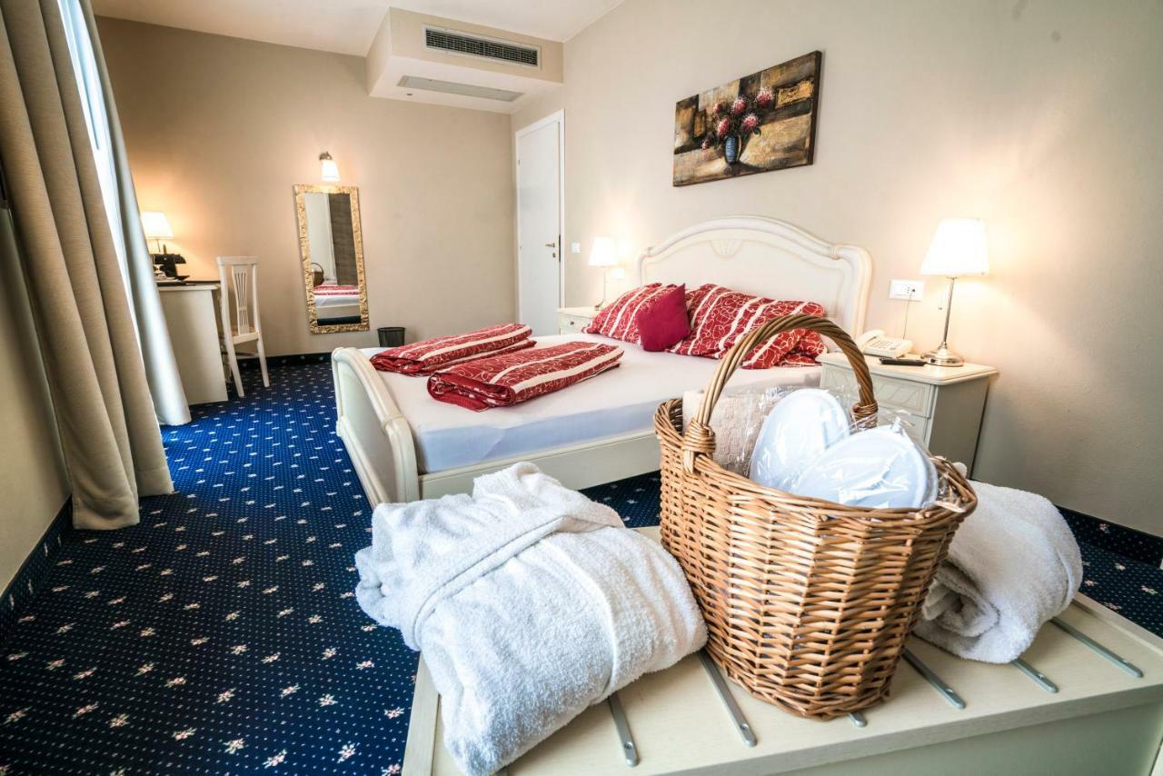 Borgo Dei Poeti Romantik Hotel Manerba del Garda Exterior foto