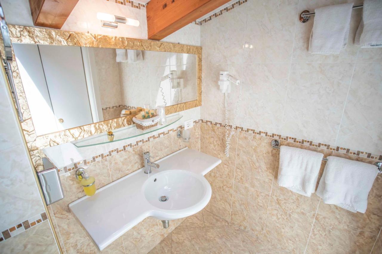 Borgo Dei Poeti Romantik Hotel Manerba del Garda Exterior foto